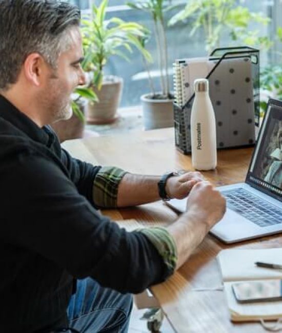 linkedin-sales-solutions-Be5aVKFv9ho-unsplash (1)